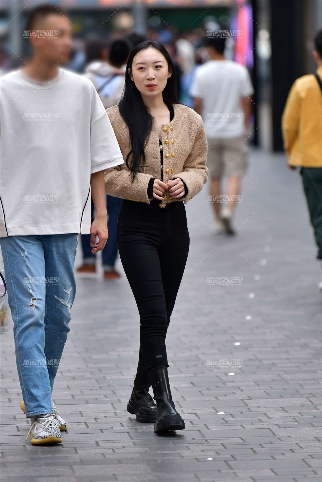 图片[5]-微微丰腴黑色牛仔裤美女-街拍流行馆