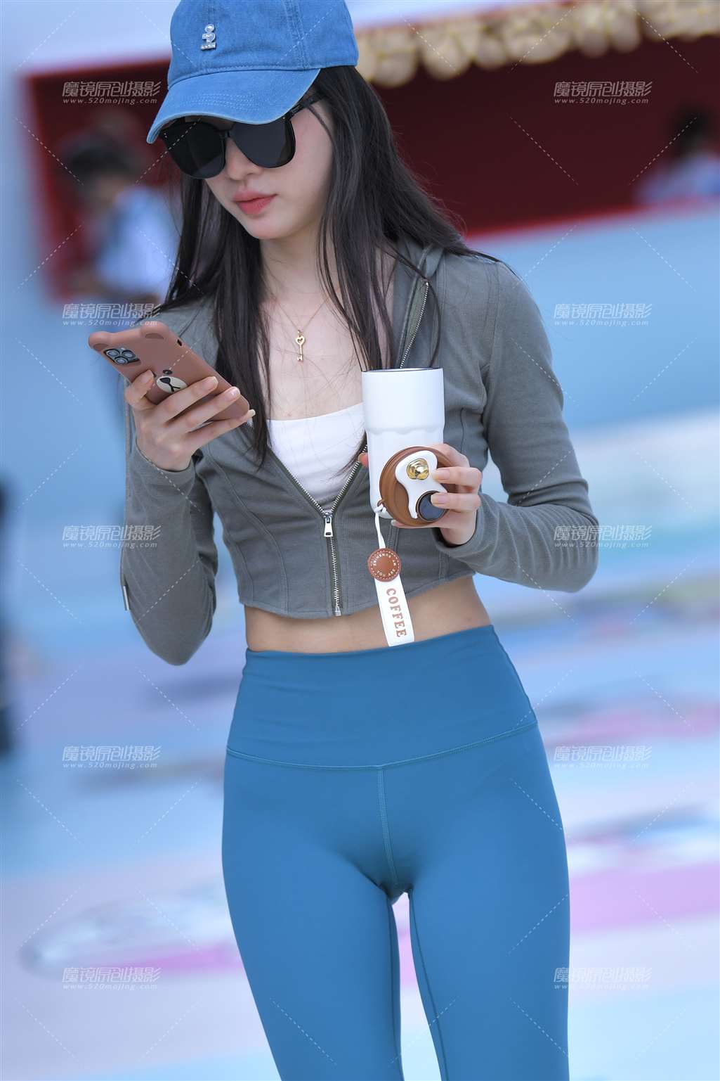 图片[1]-喜欢醇香咖啡的小姐姐-街拍流行馆