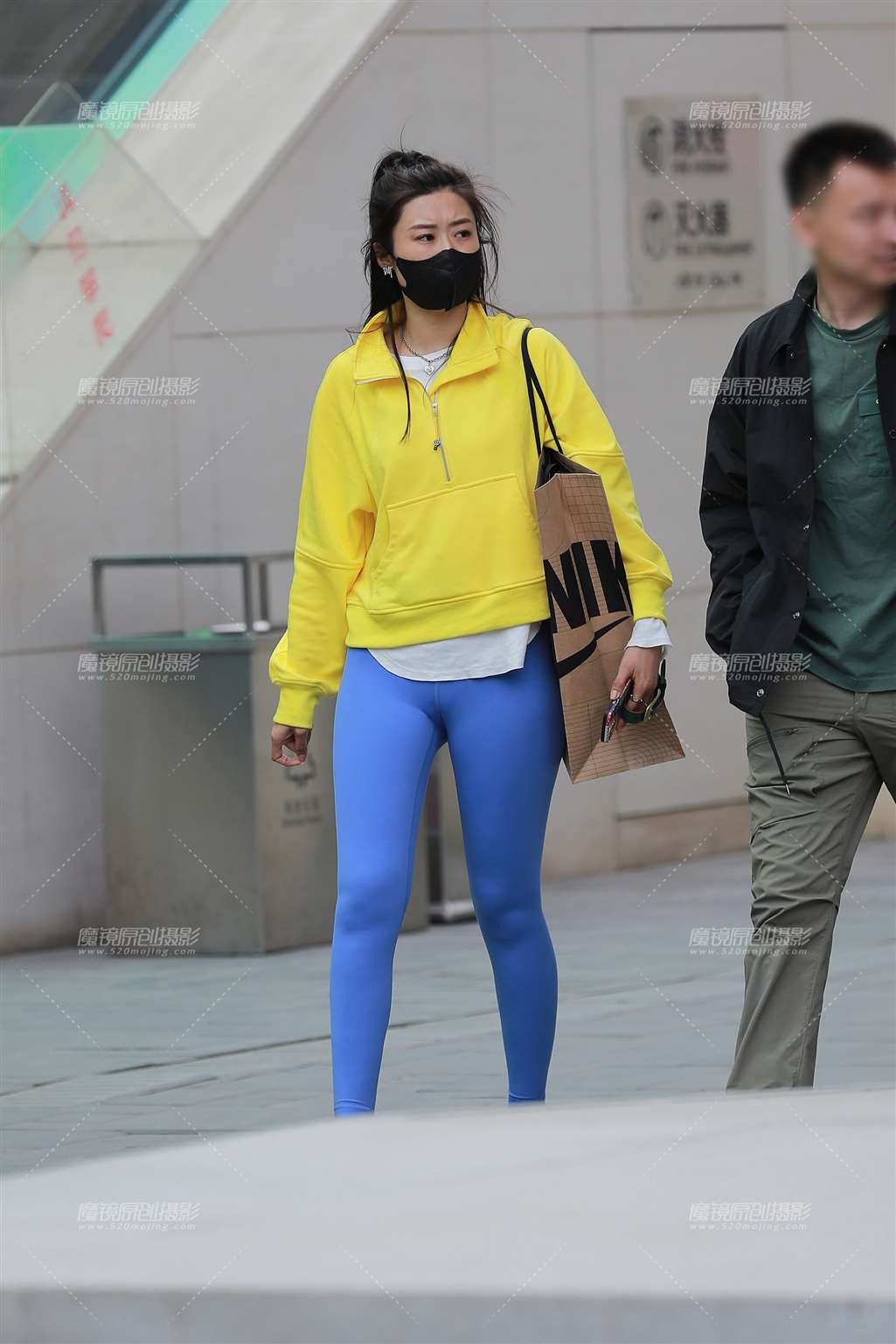 图片[3]-【玻璃街拍】蓝色瑜伽裤女友-街拍流行馆