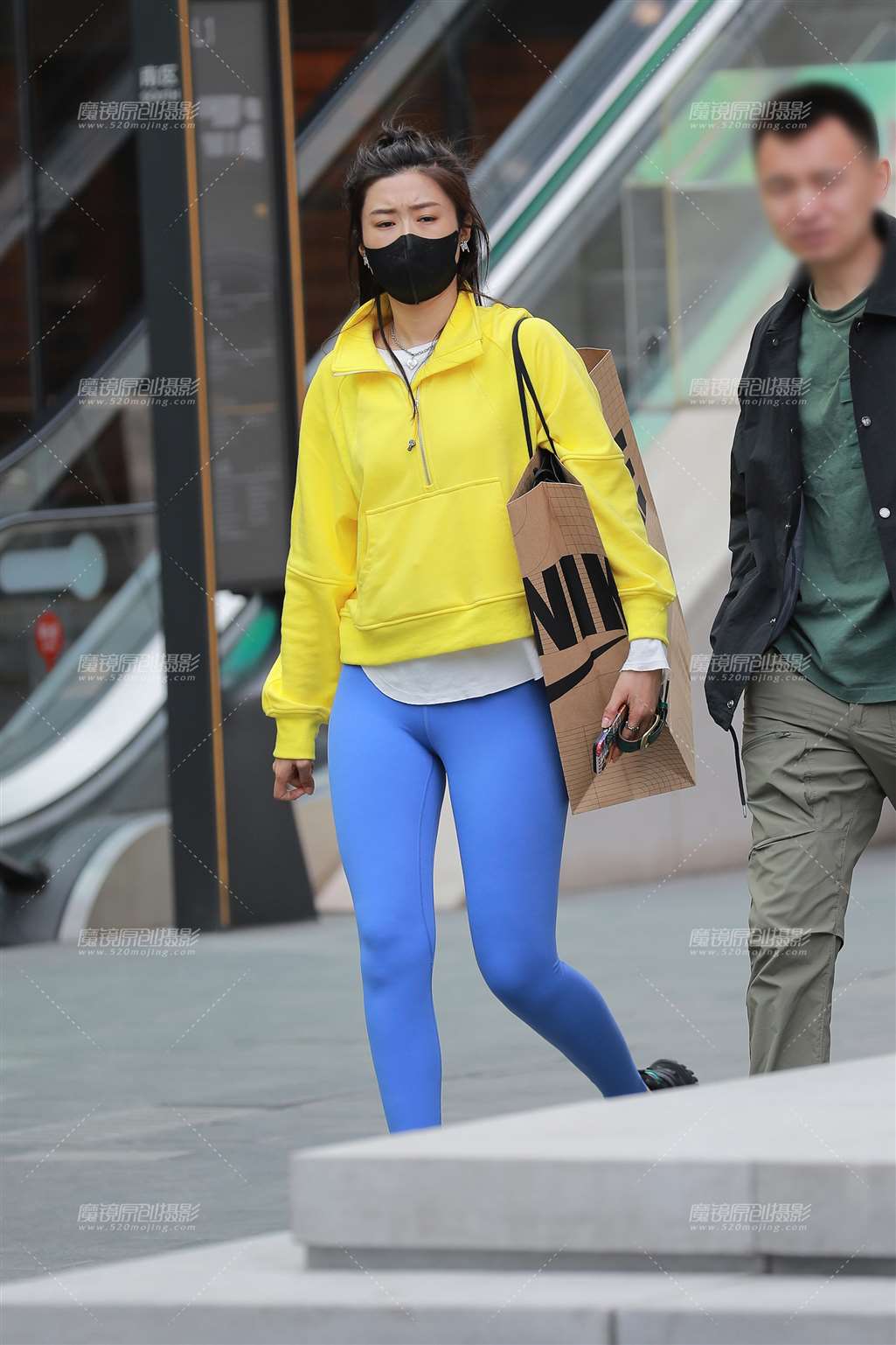 图片[5]-【玻璃街拍】蓝色瑜伽裤女友-街拍流行馆
