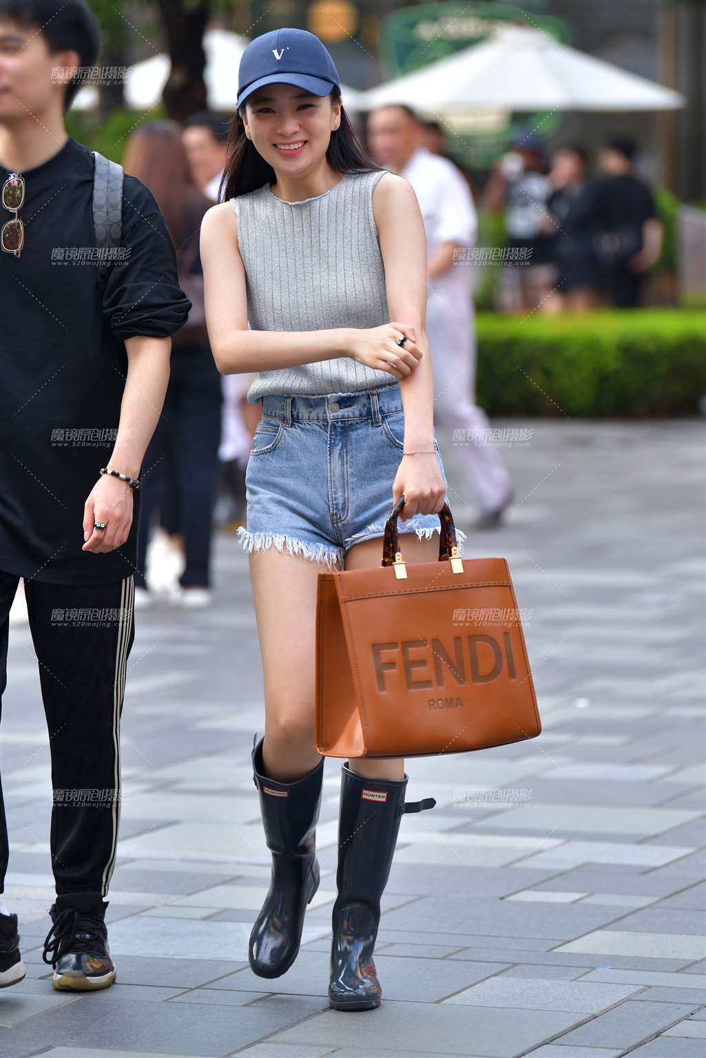 图片[1]-开心牛仔热裤美女-街拍流行馆