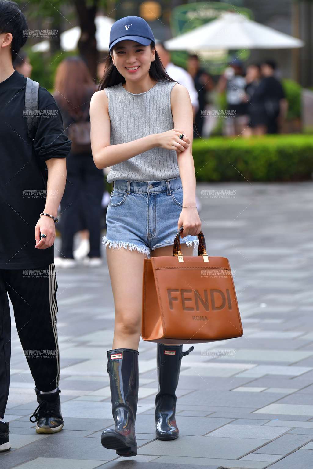 图片[5]-开心牛仔热裤美女-街拍流行馆