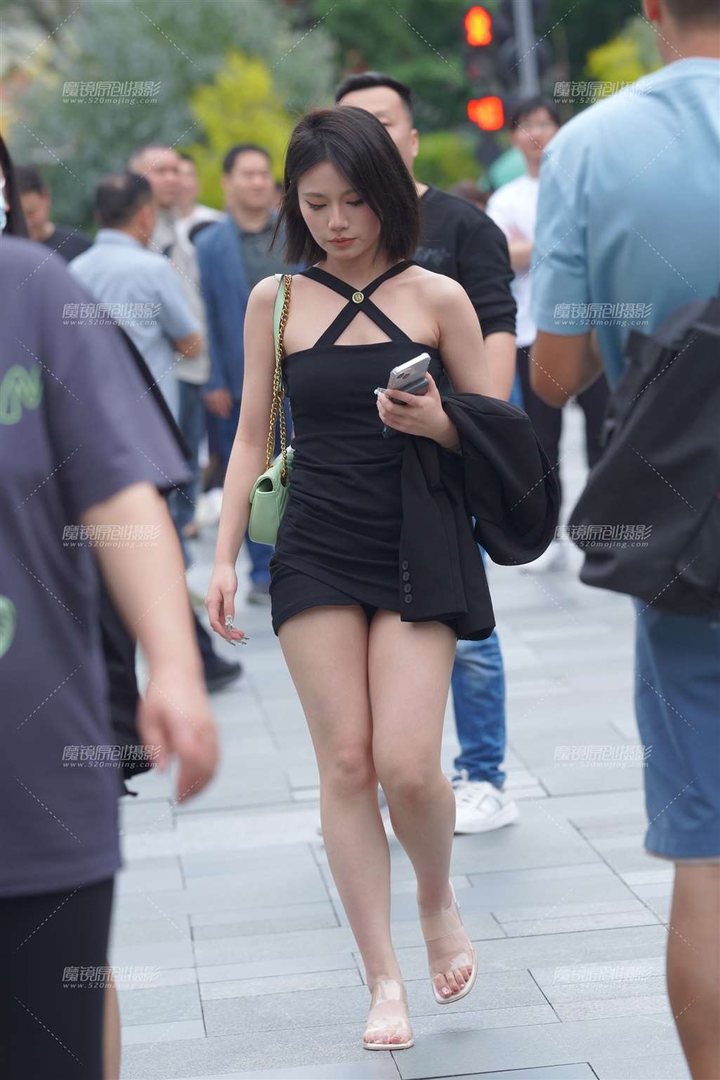图片[1]-黑裙美女-街拍流行馆