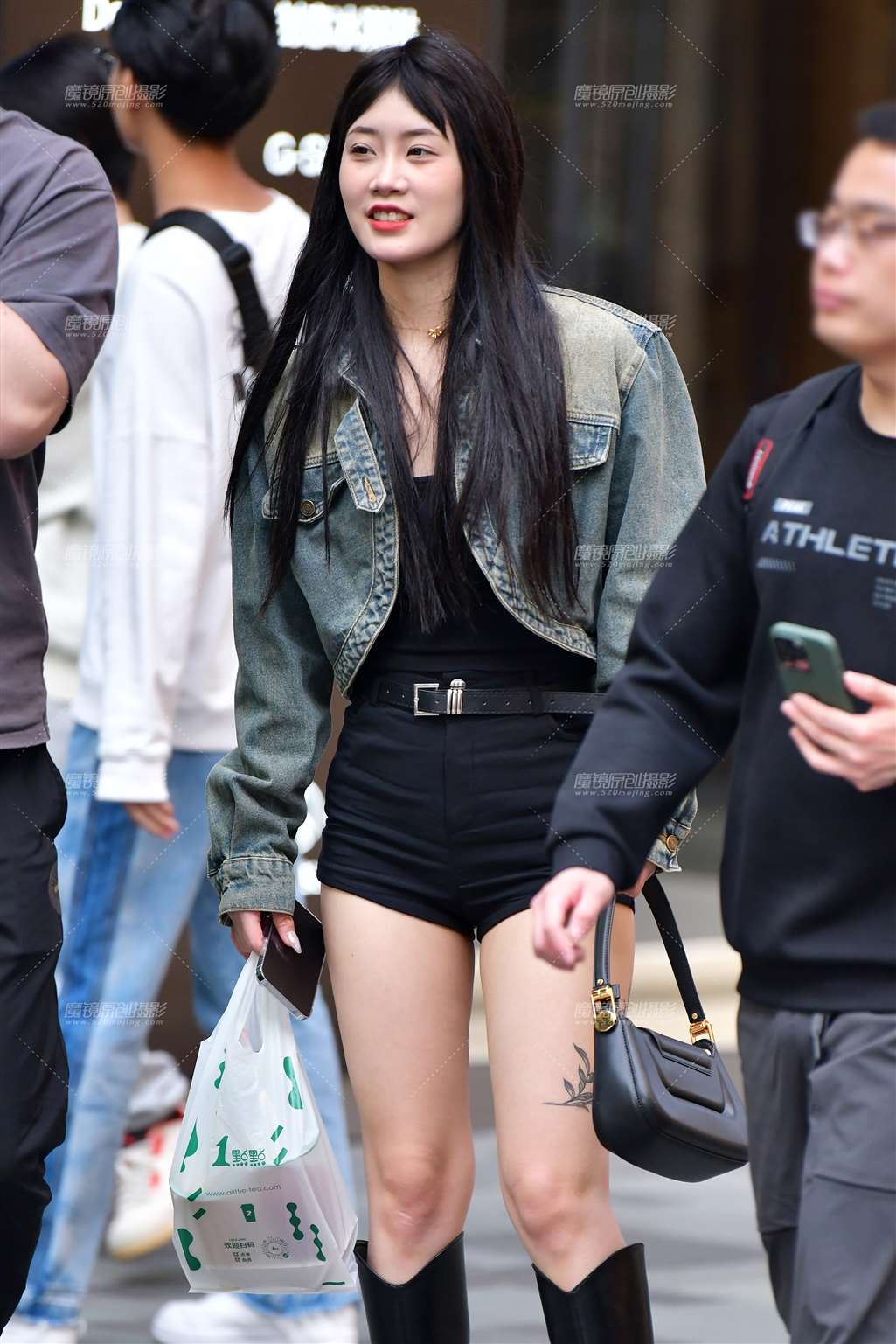 图片[4]-长靴黑热裤美女-街拍流行馆
