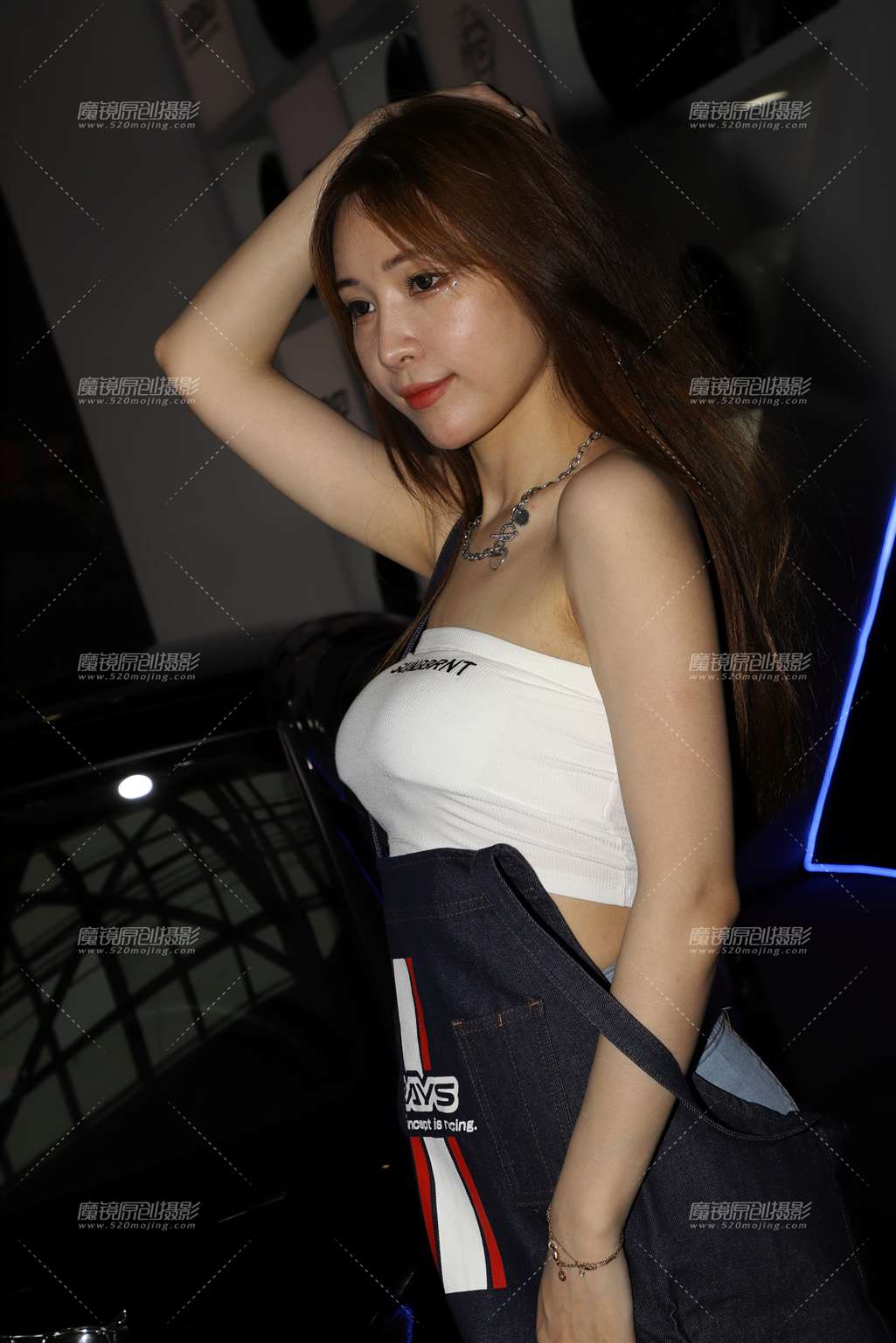 图片[4]-白色抹胸深色牛仔服-街拍流行馆