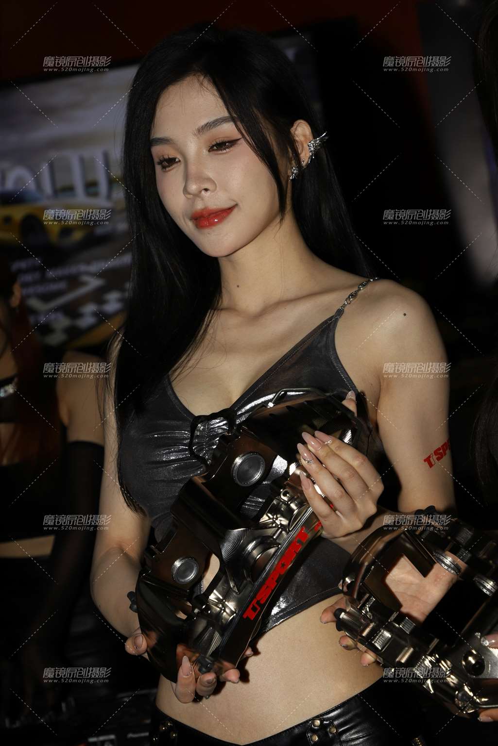 图片[5]-银色抹胸黑色热裤-银色耳饰-街拍流行馆