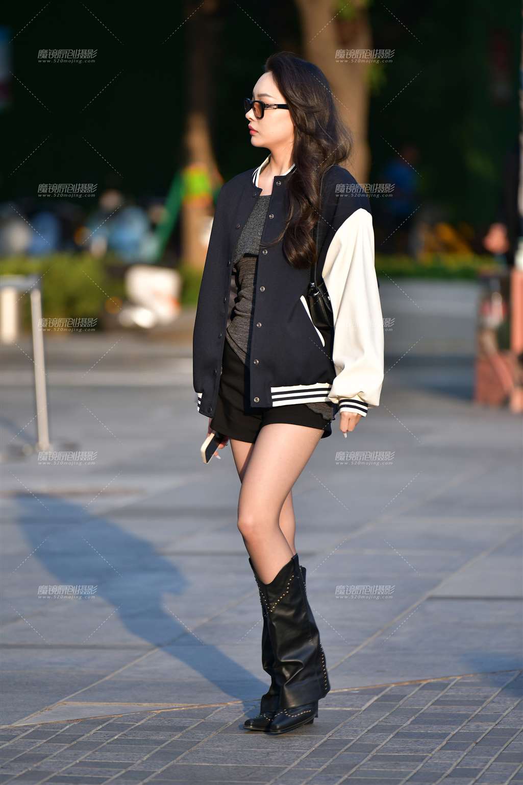 图片[1]-肉丝长靴酷酷热裤美女-街拍流行馆