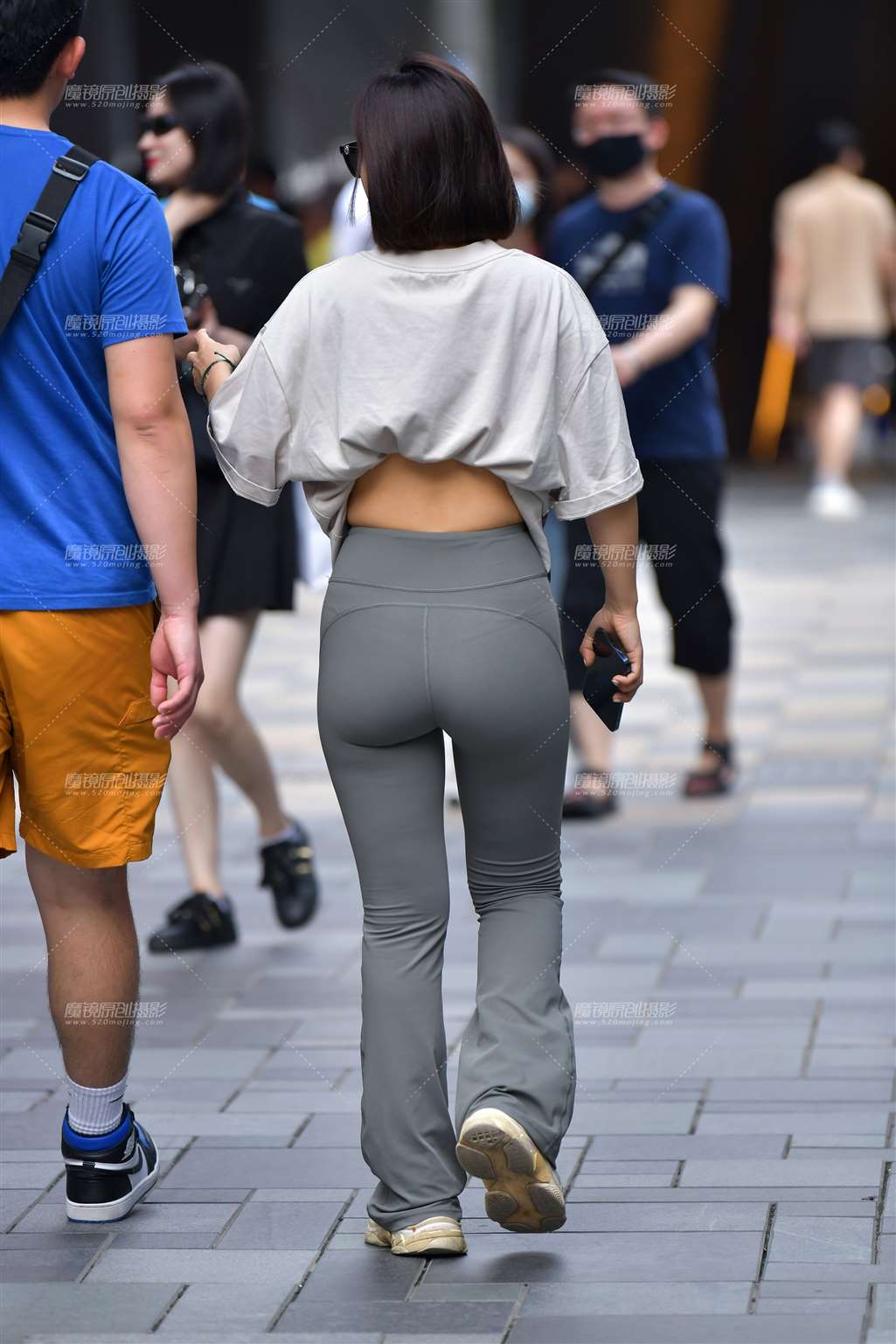 图片[2]-微丰腴紧身裤美女-街拍流行馆