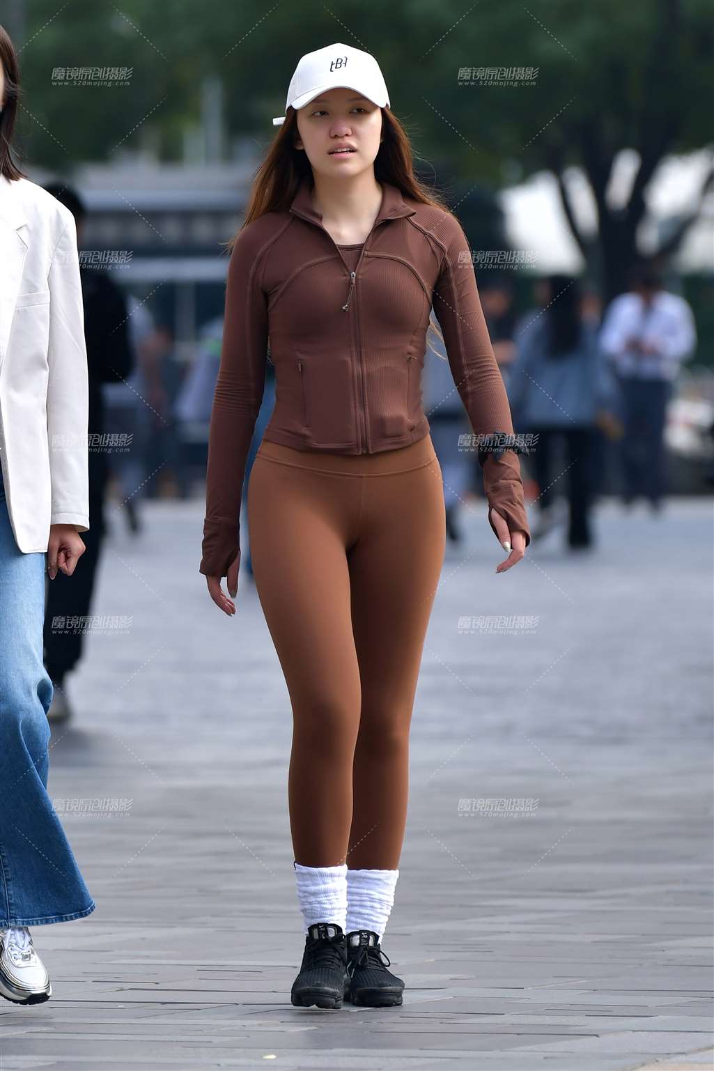 图片[3]-咖色高挑紧身裤美女-街拍流行馆