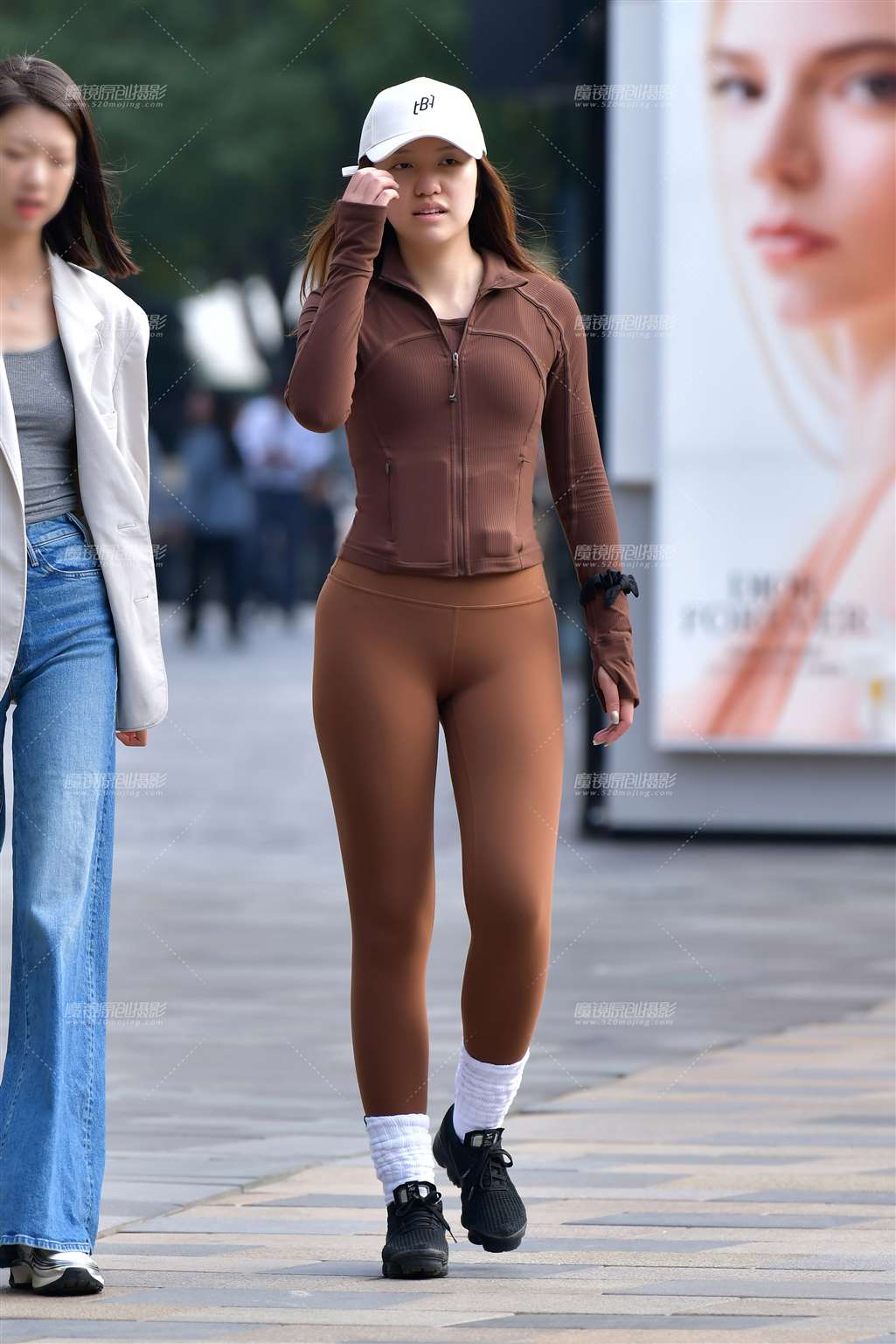 图片[1]-咖色高挑紧身裤美女-街拍流行馆