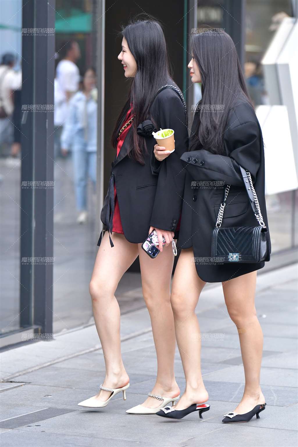 图片[1]-闺蜜逛街白皙美女-街拍流行馆