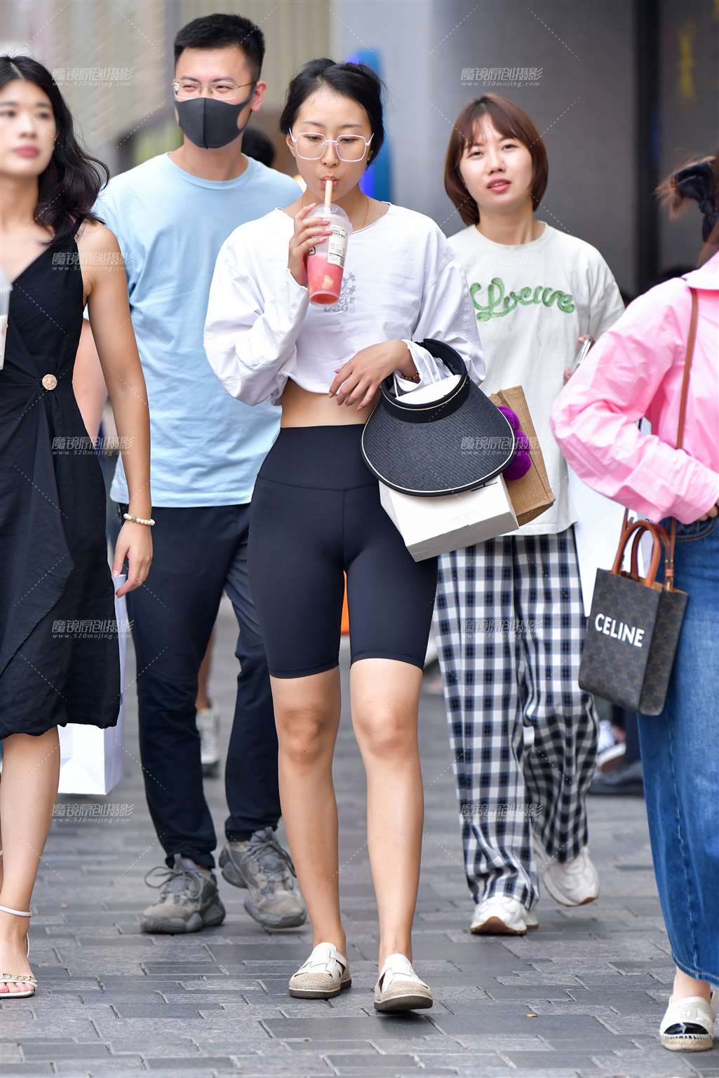 图片[1]-奶茶五分紧身裤美女-街拍流行馆