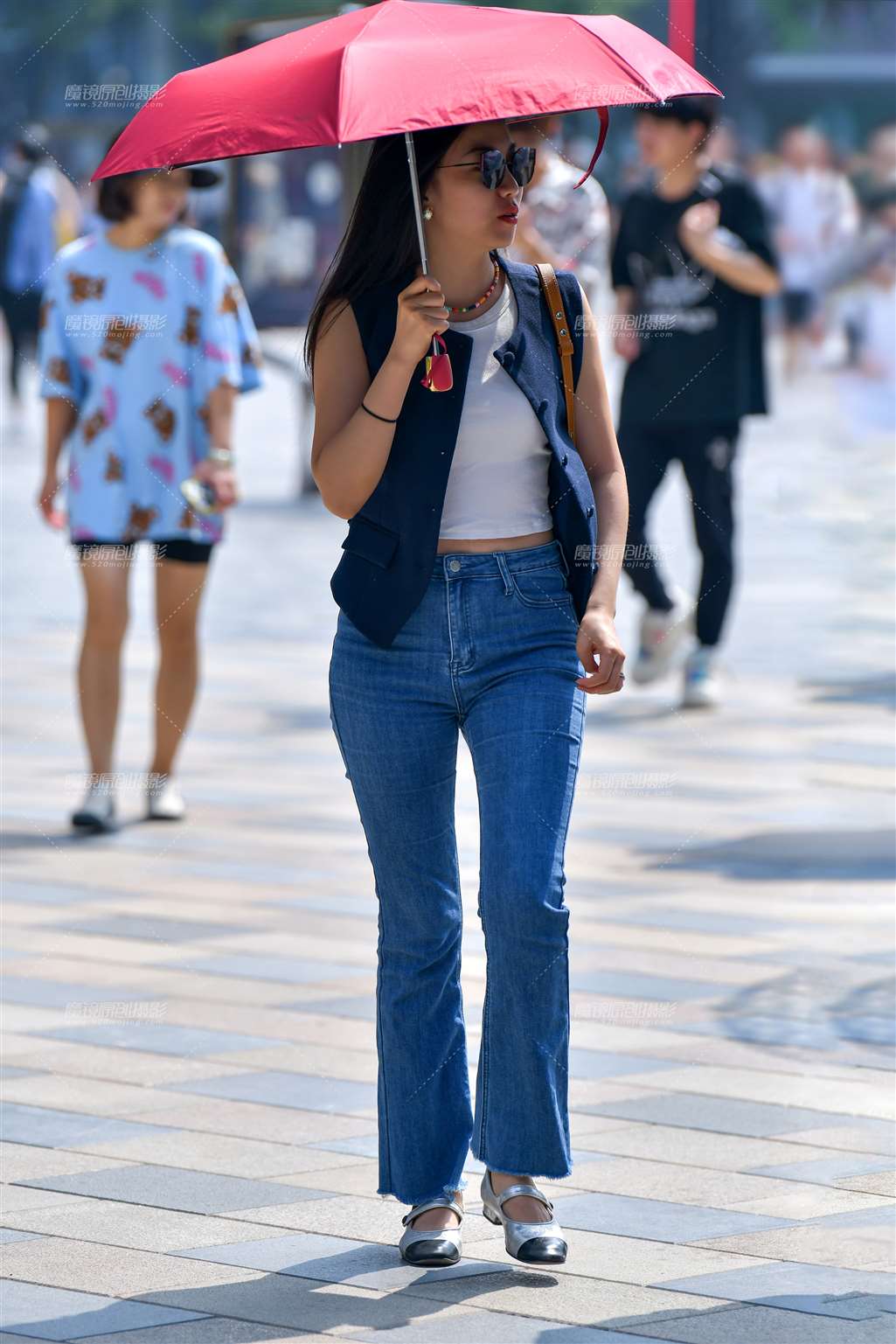图片[1]-红伞下牛仔裤美女-街拍流行馆
