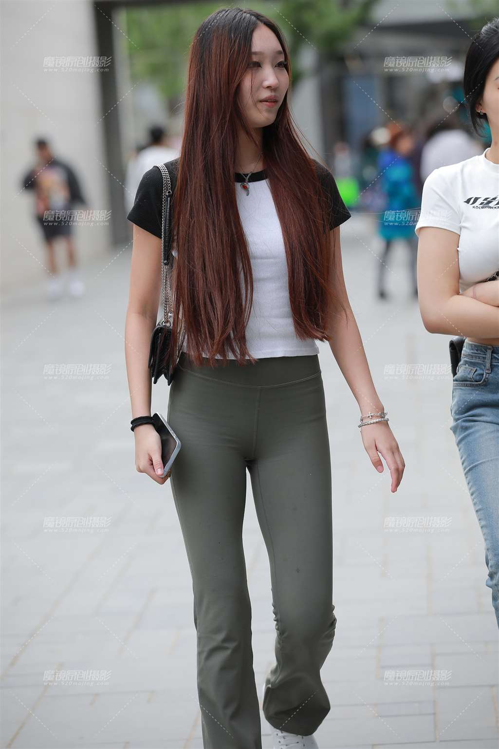 图片[1]-瑜伽裤小妹-街拍流行馆