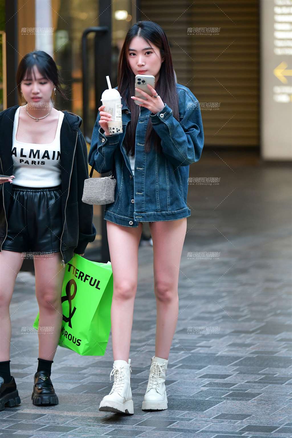 图片[1]-苗条牛仔热裤美女-街拍流行馆