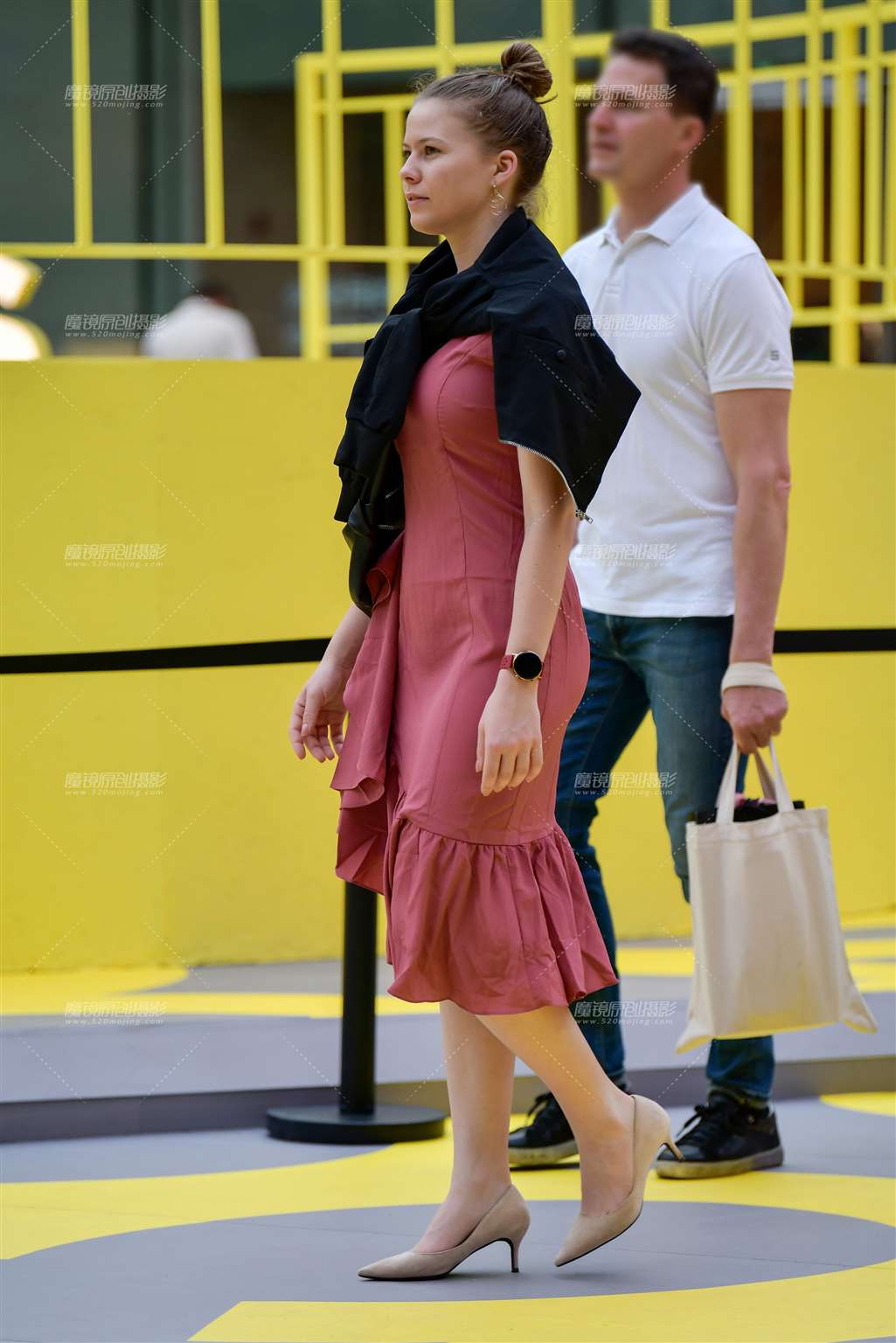 图片[1]-微微丰腴红裙美女-街拍流行馆