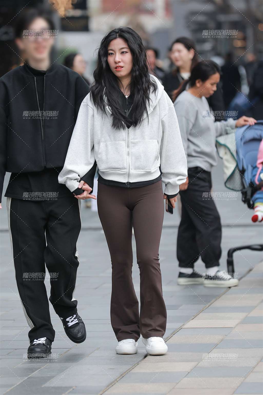 图片[1]-紧身瑜伽裤女友-街拍流行馆