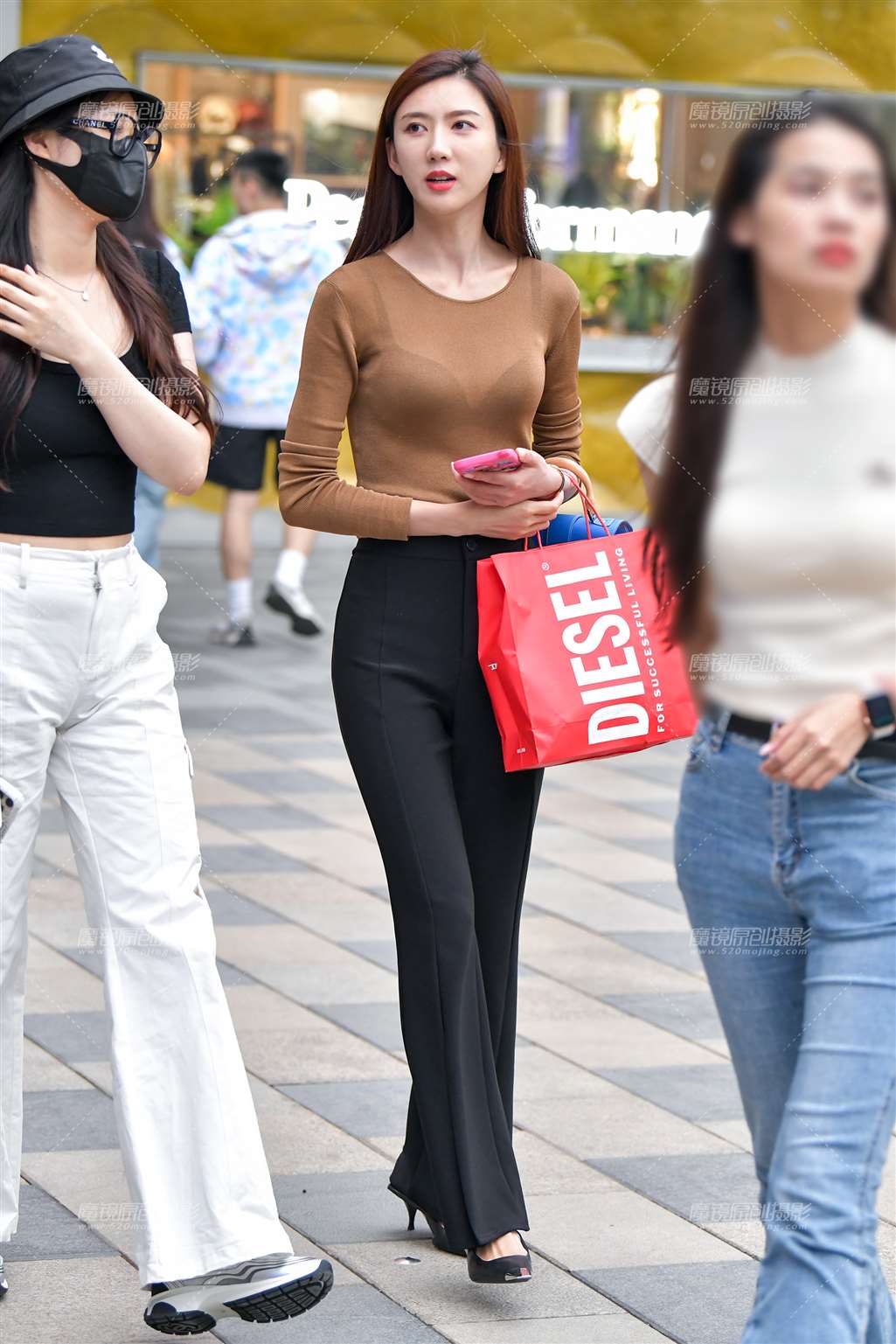 图片[1]-高跟黑裤素颜美女-街拍流行馆
