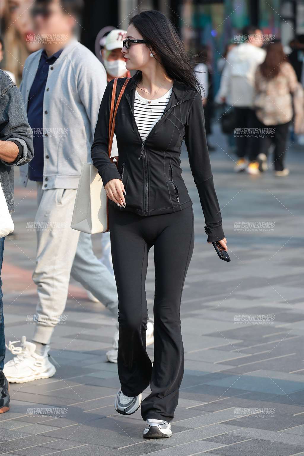 图片[5]-墨镜瑜伽裤美女-街拍流行馆