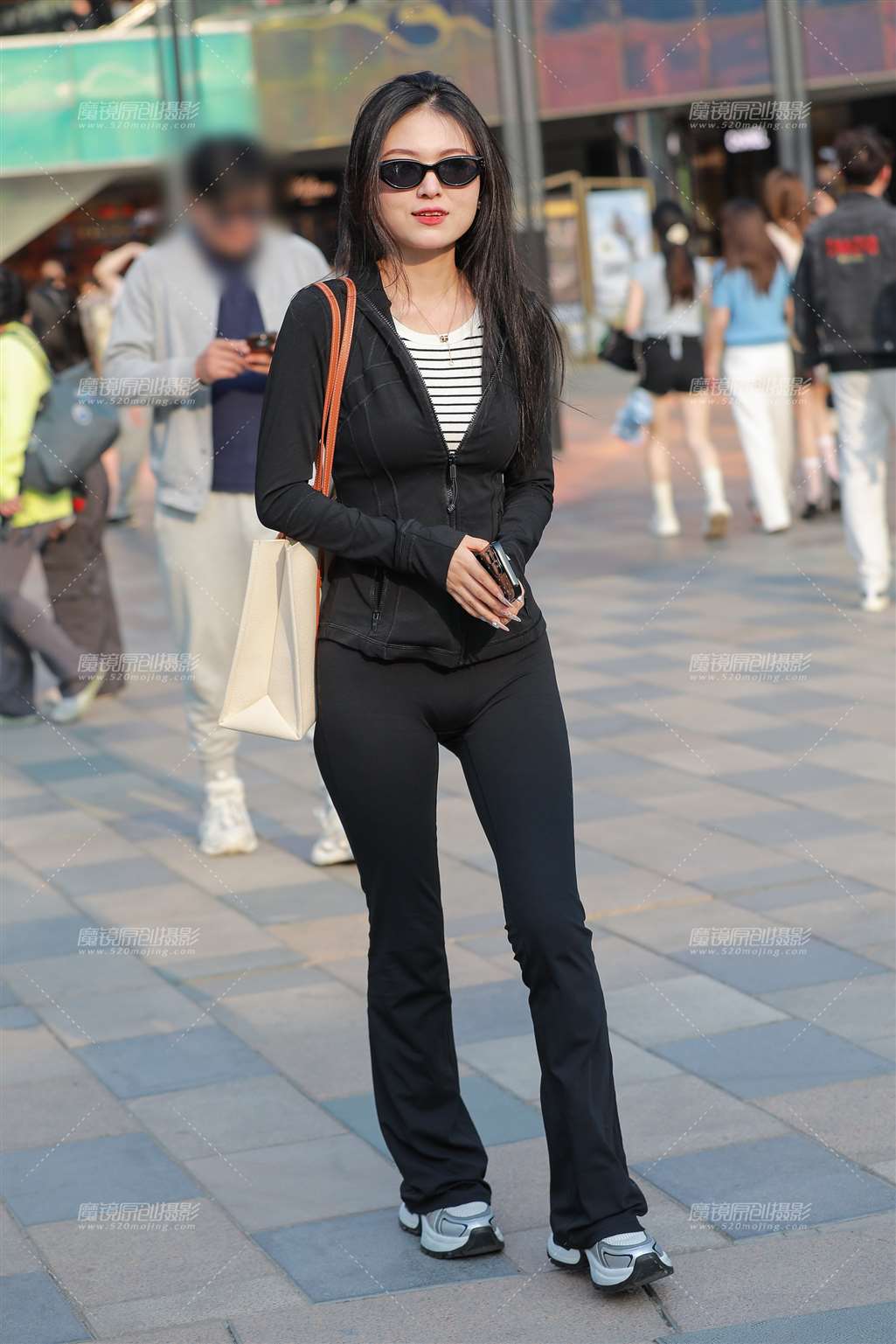 图片[1]-墨镜瑜伽裤美女-街拍流行馆