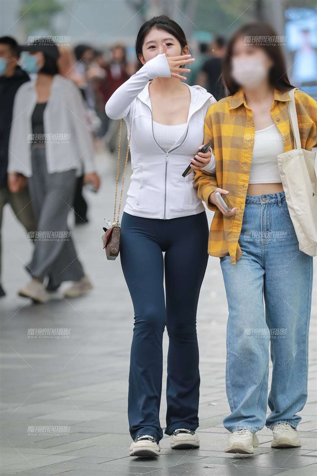 图片[3]-蓝色瑜伽裤美女-街拍流行馆