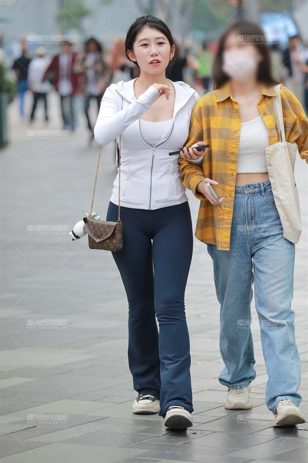 图片[4]-蓝色瑜伽裤美女-街拍流行馆