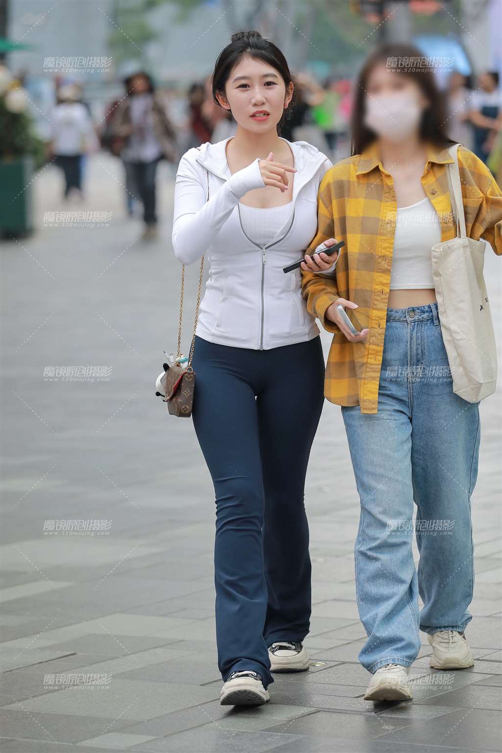 图片[5]-蓝色瑜伽裤美女-街拍流行馆