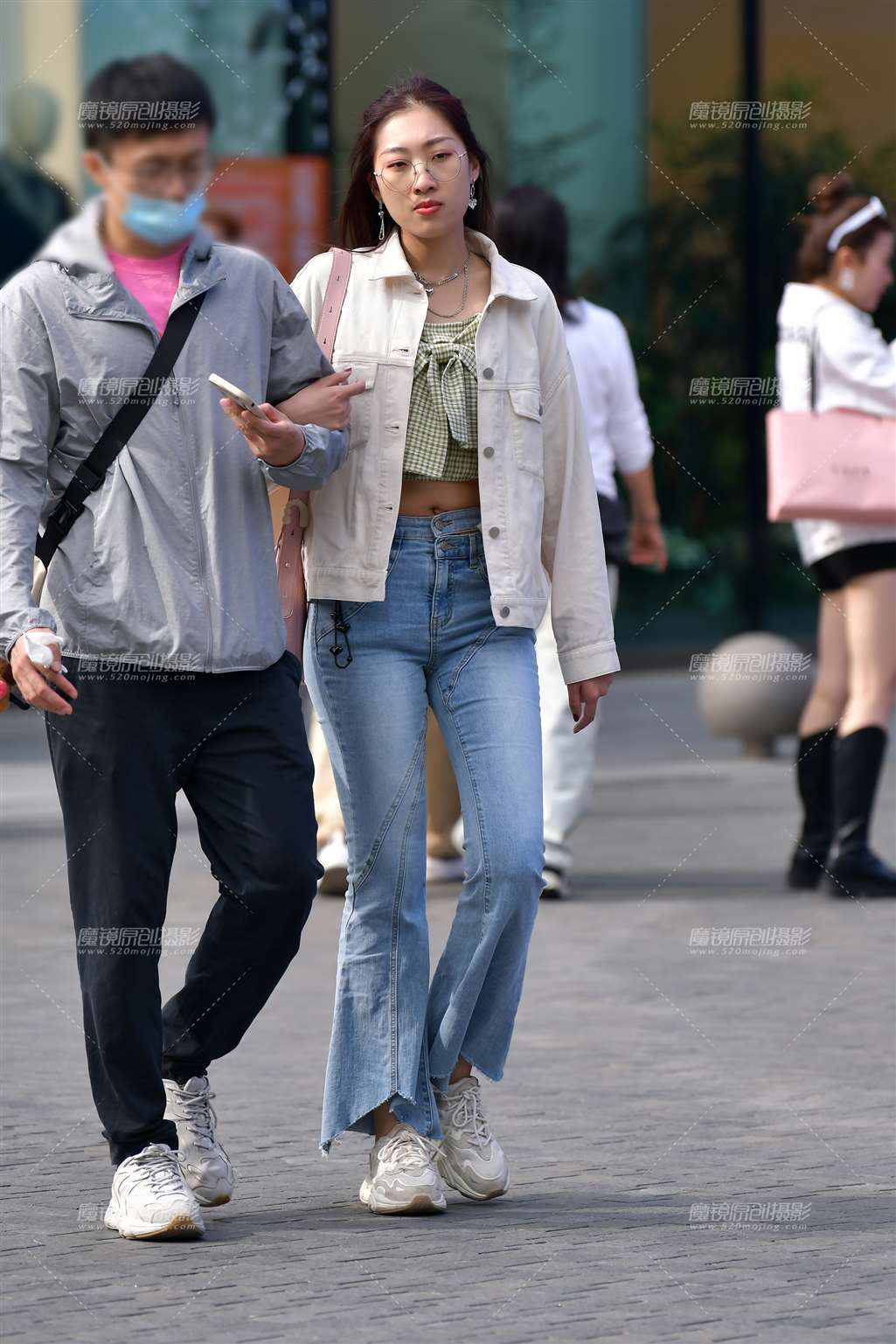 图片[1]-浅蓝素颜牛仔裤美女-街拍流行馆