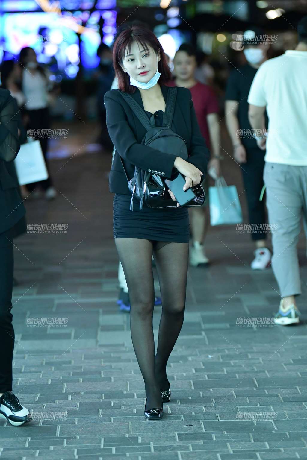 图片[1]-短裙黑丝袜美女-街拍流行馆