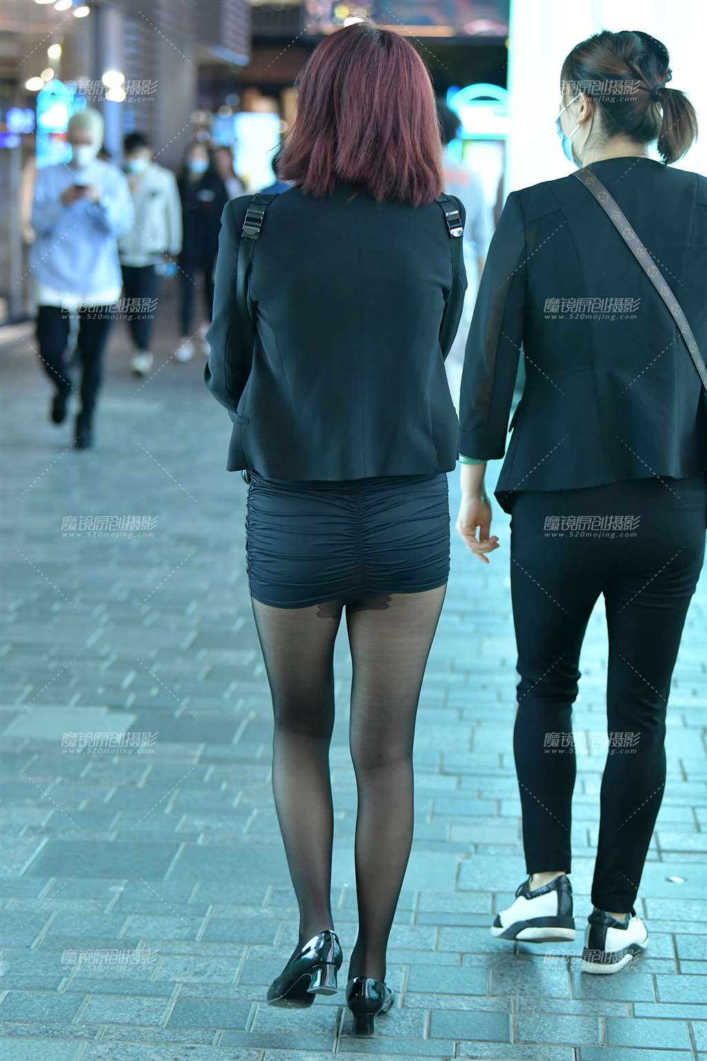 图片[2]-短裙黑丝袜美女-街拍流行馆