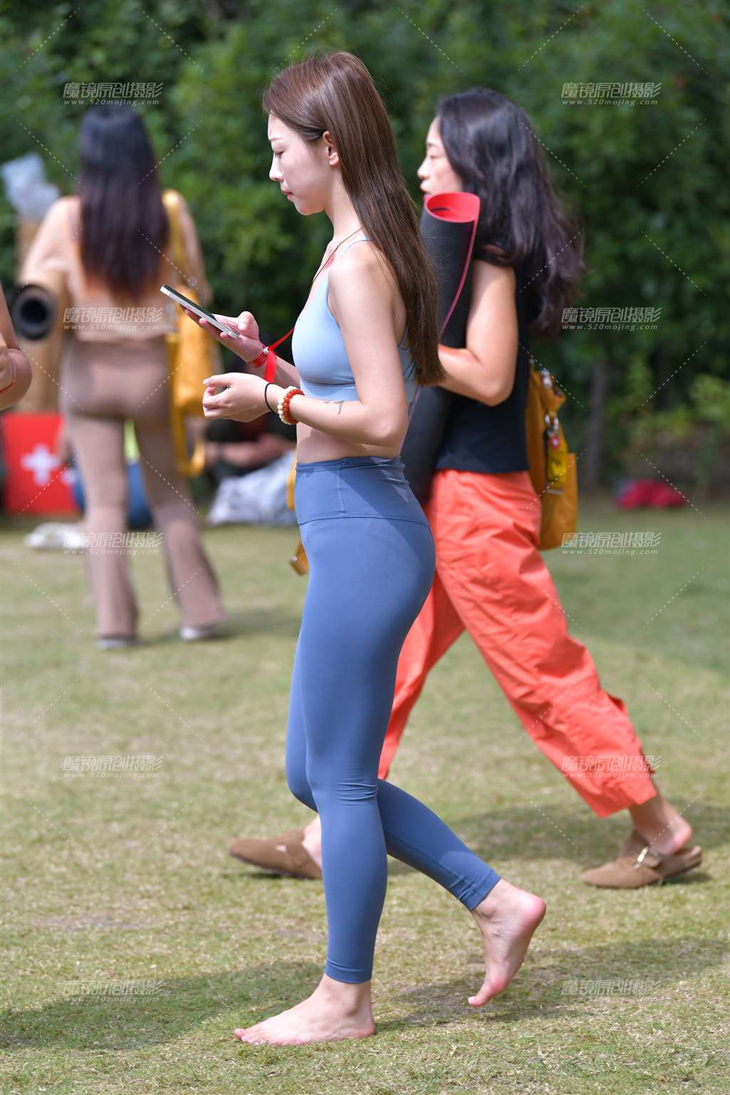 图片[5]-补妆紧身裤美女-街拍流行馆