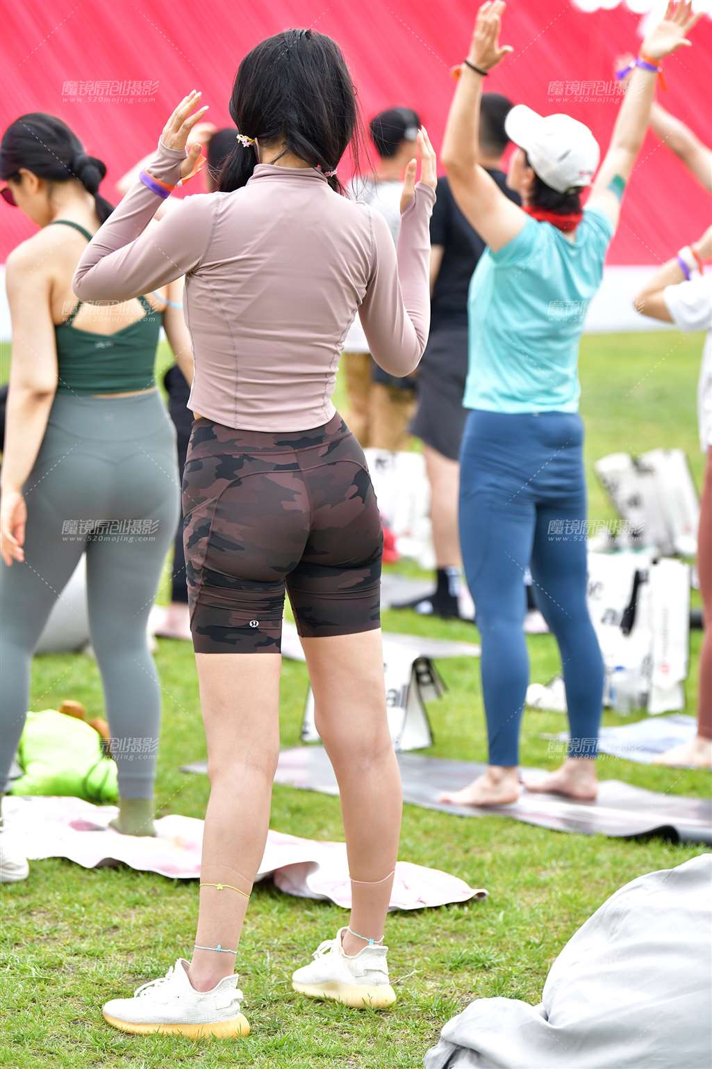 图片[4]-迷彩五分瑜伽裤美女-街拍流行馆