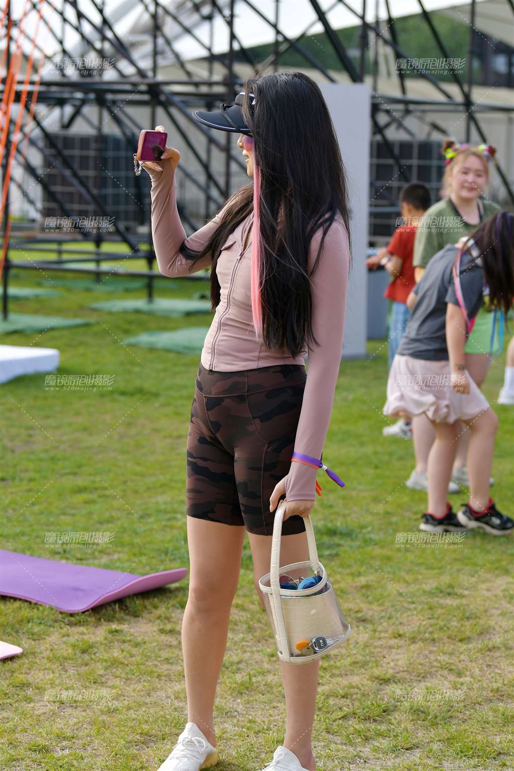图片[5]-迷彩五分瑜伽裤美女-街拍流行馆
