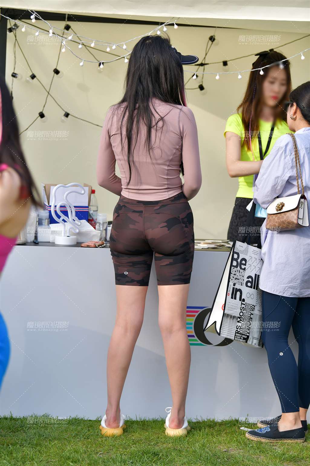 图片[2]-迷彩五分瑜伽裤美女-街拍流行馆