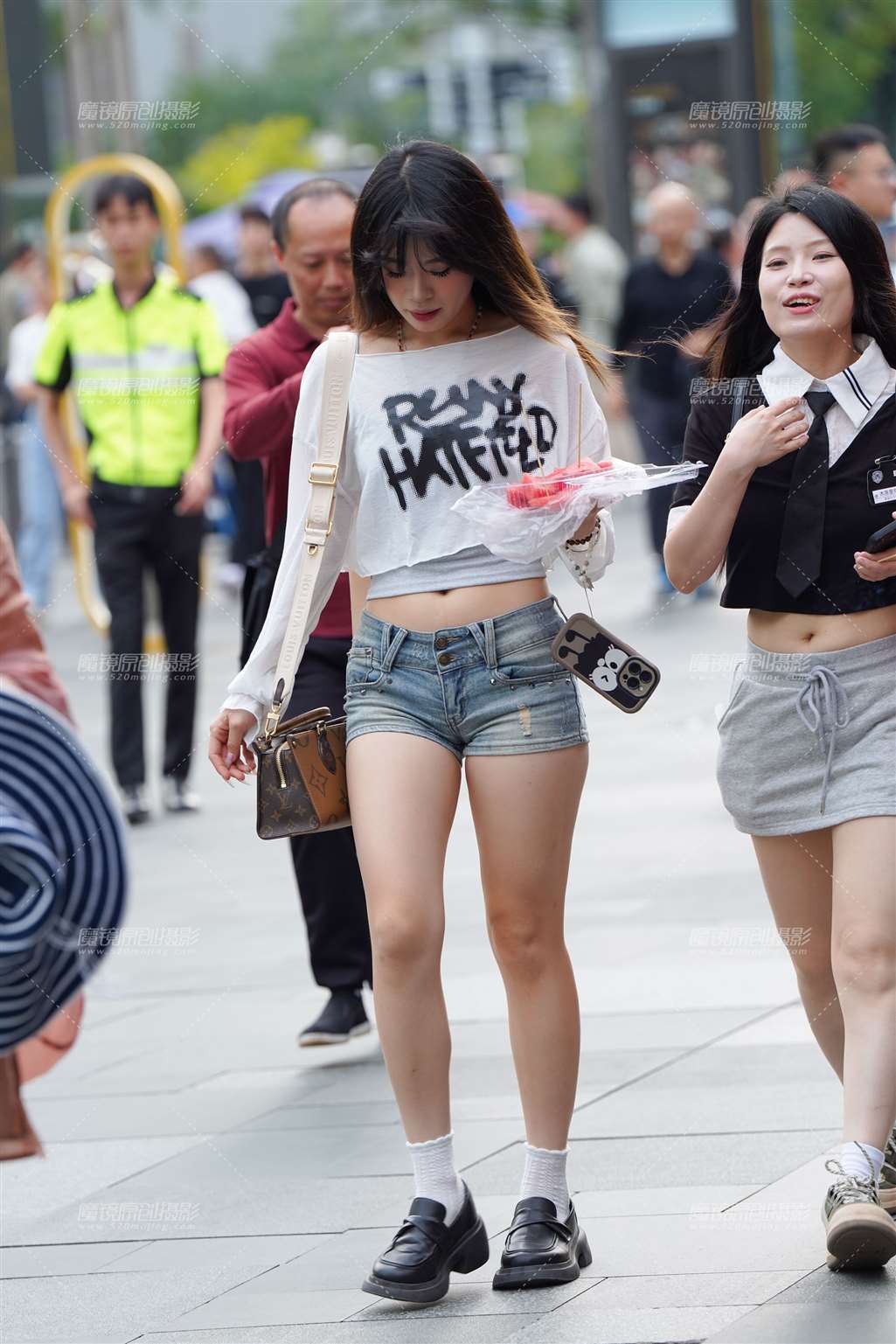 图片[1]-热裤小妹-街拍流行馆