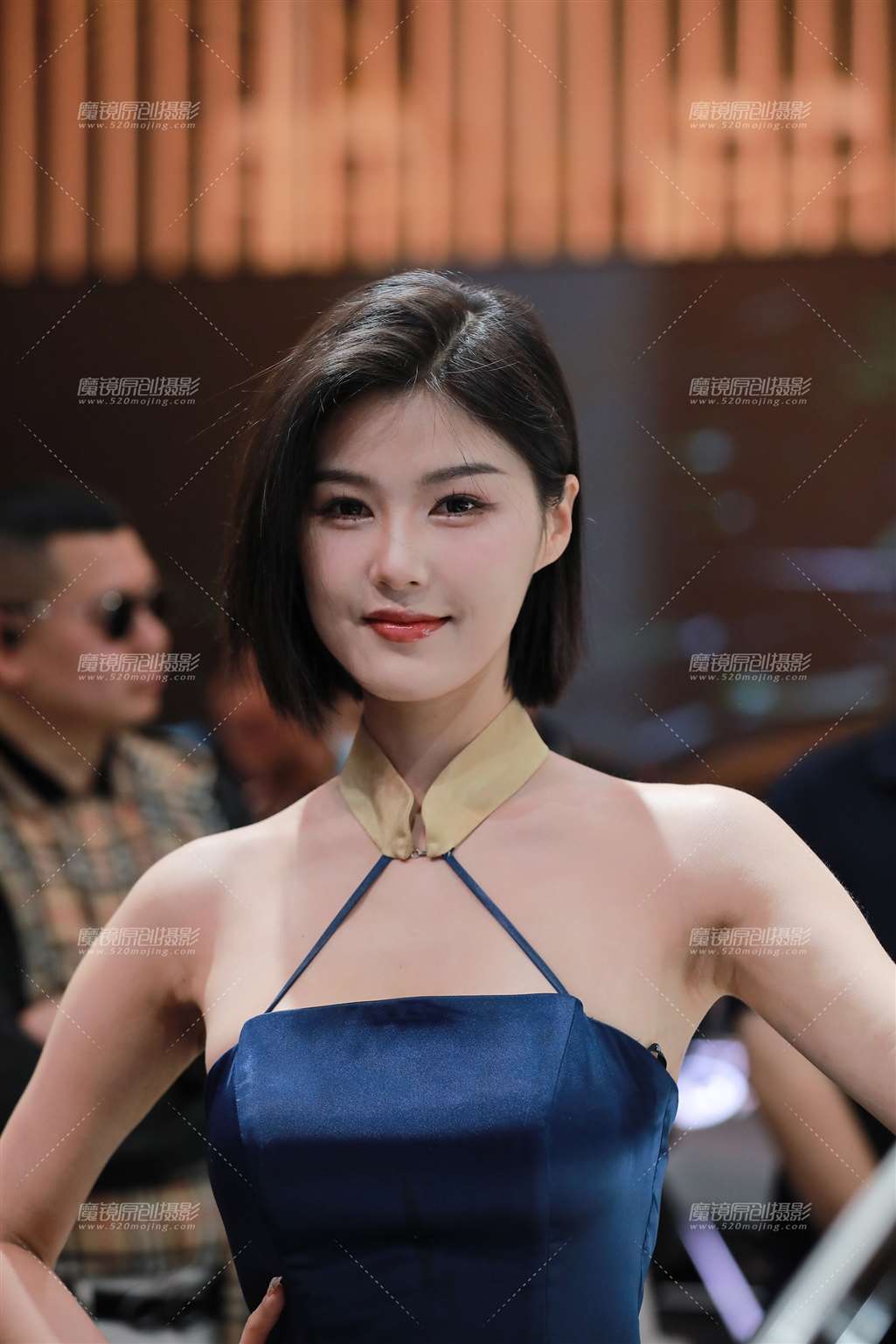 图片[3]-吊带超短包臀裙美女-街拍流行馆
