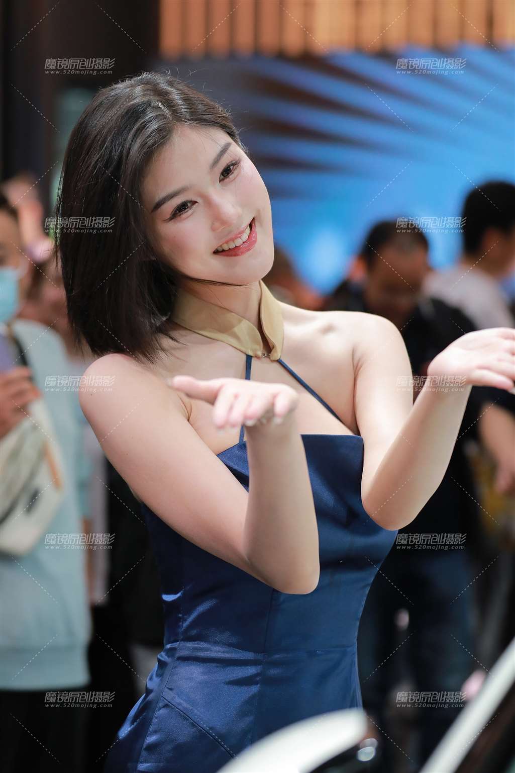 图片[4]-吊带超短包臀裙美女-街拍流行馆