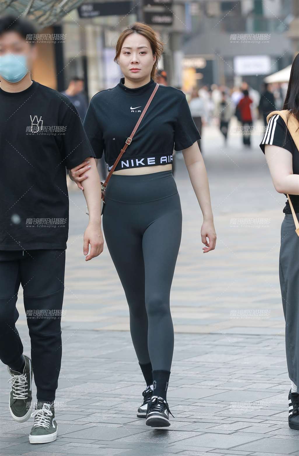 图片[3]-紧身瑜伽裤美女-街拍流行馆