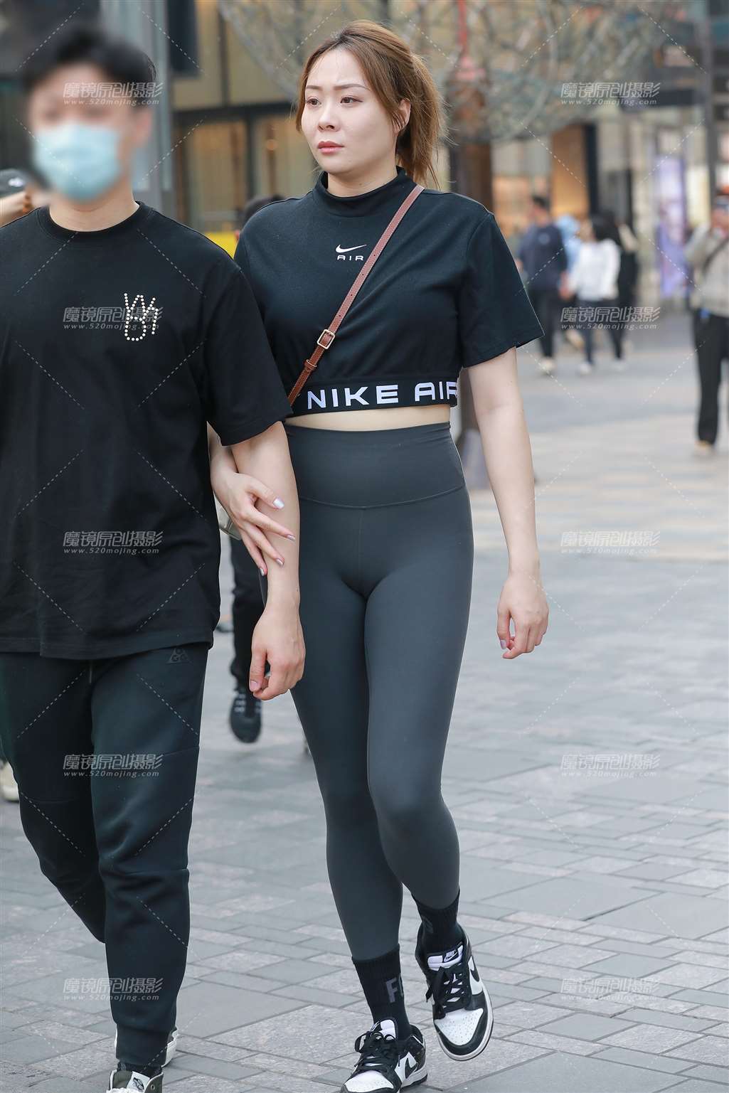 图片[1]-紧身瑜伽裤美女-街拍流行馆