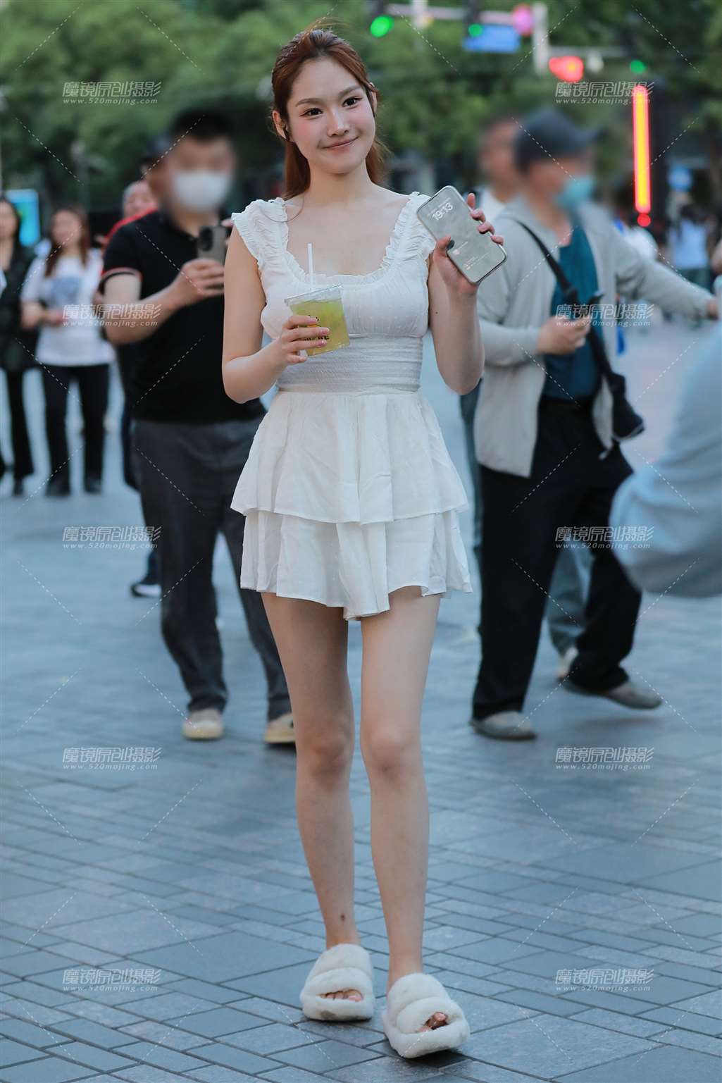 图片[1]-白色连衣裙美女-街拍流行馆