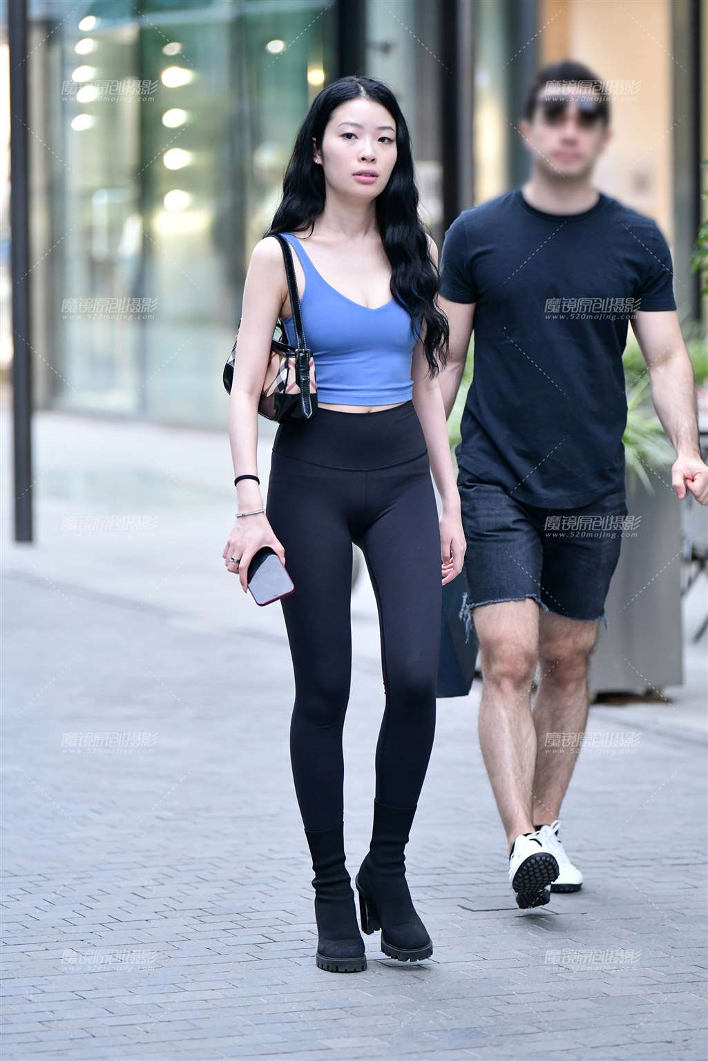 图片[1]-魅力黑色紧身裤美女-街拍流行馆
