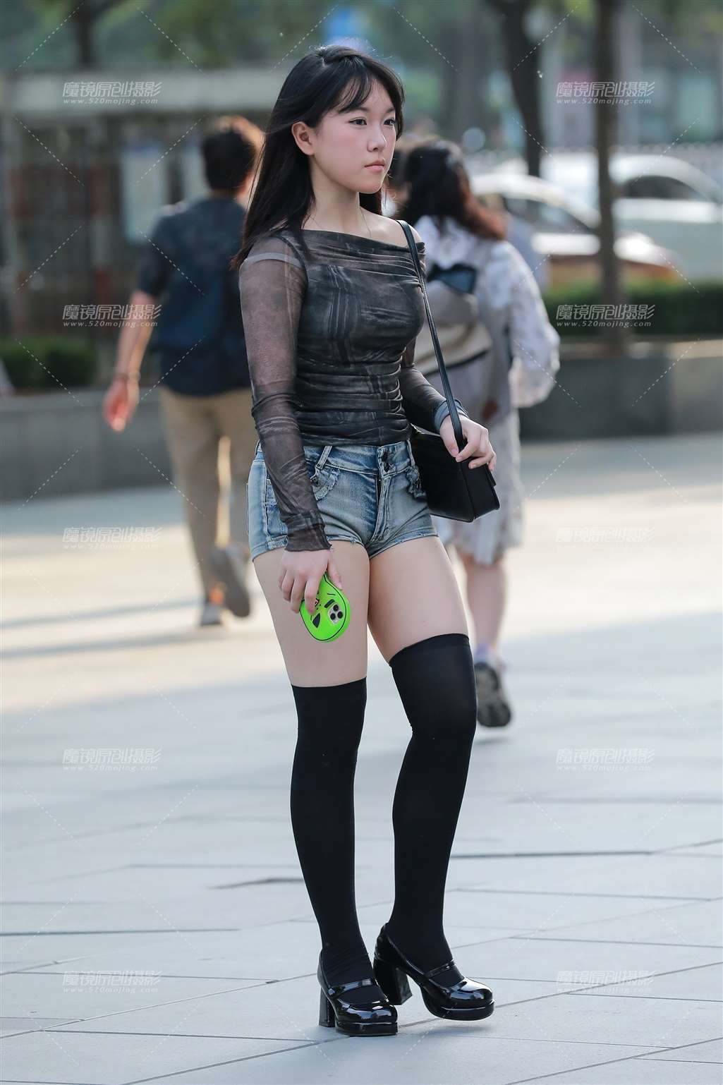 图片[5]-丰润热裤美女-街拍流行馆