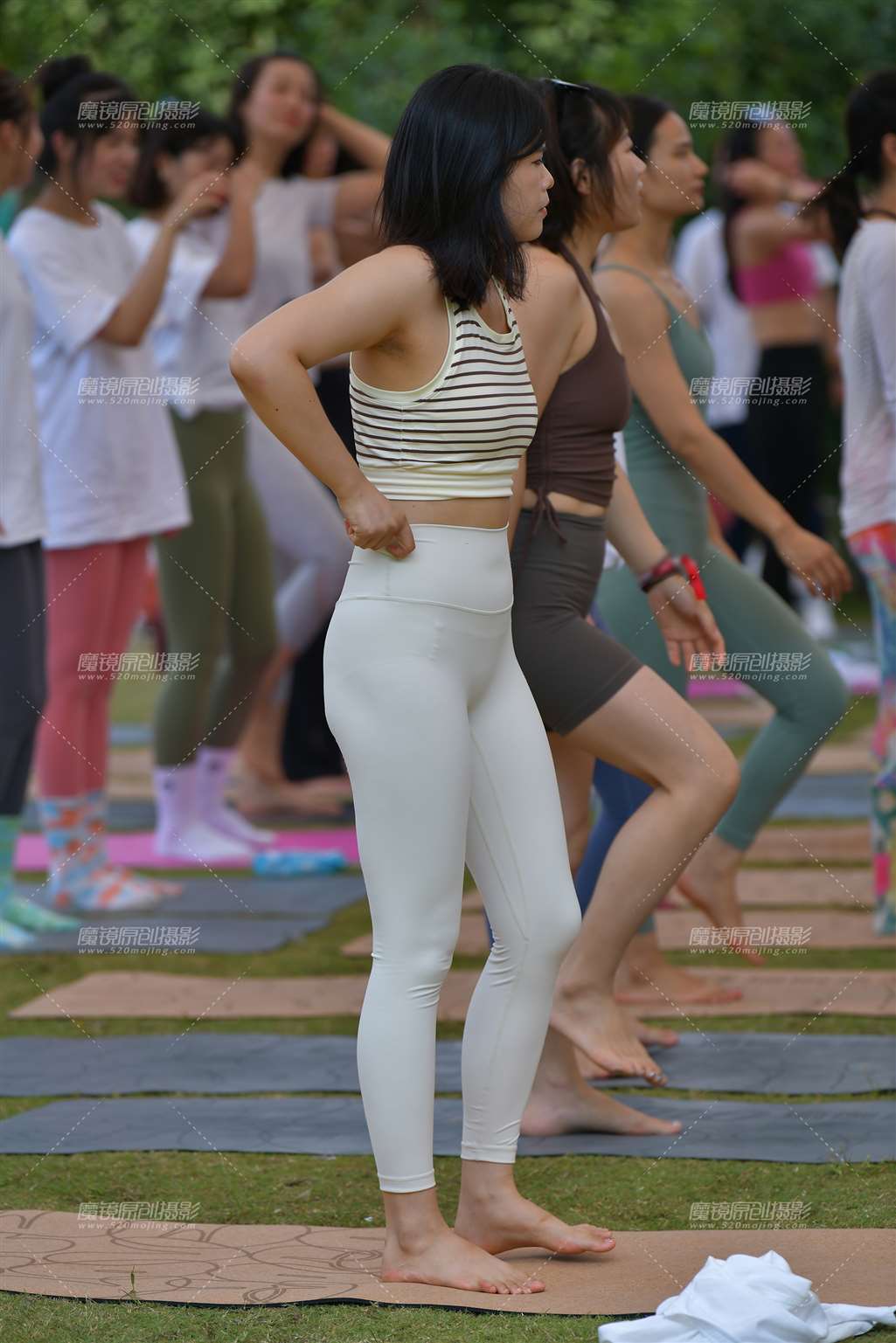 图片[4]-白色瑜伽裤美女-街拍流行馆