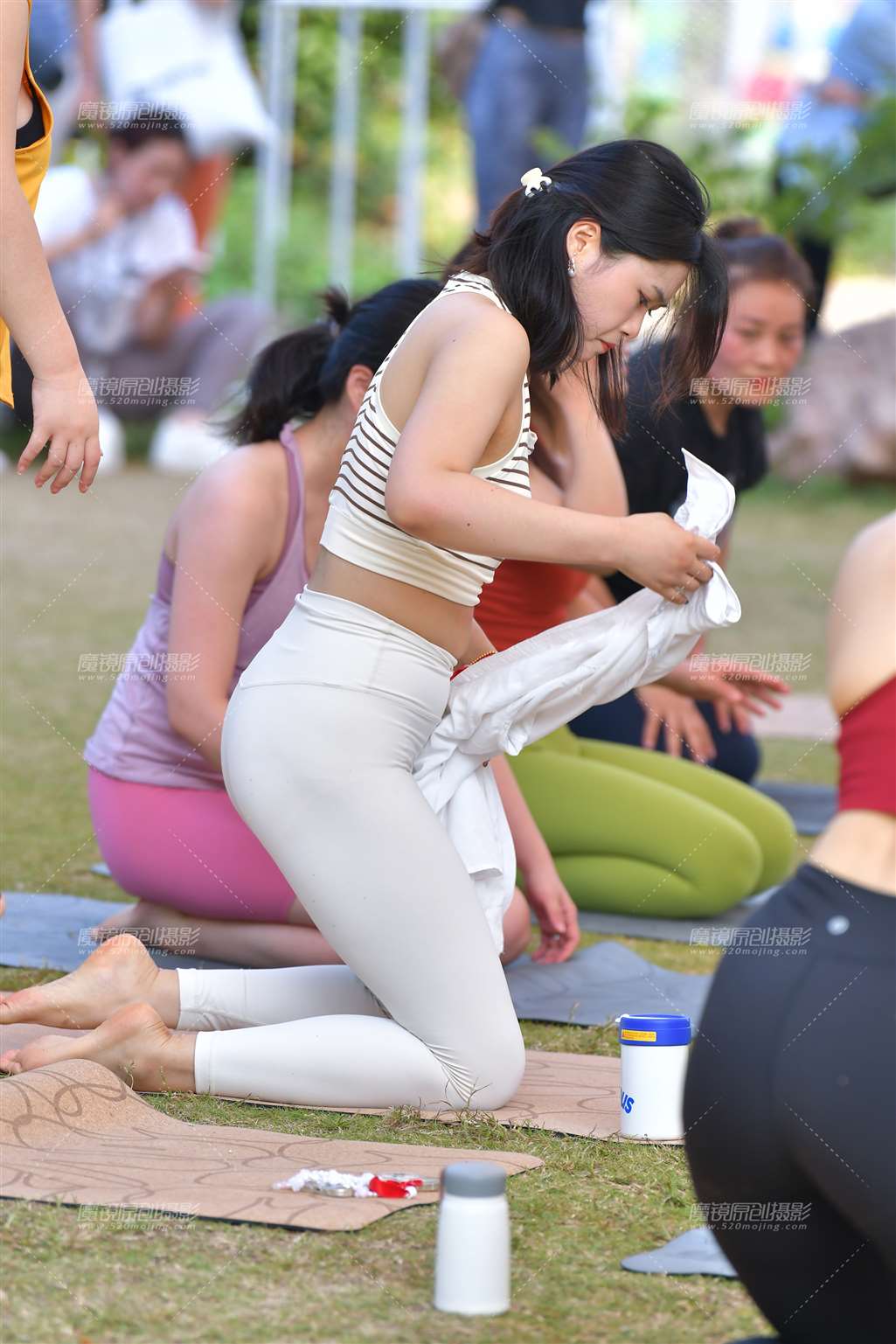 图片[5]-白色瑜伽裤美女-街拍流行馆