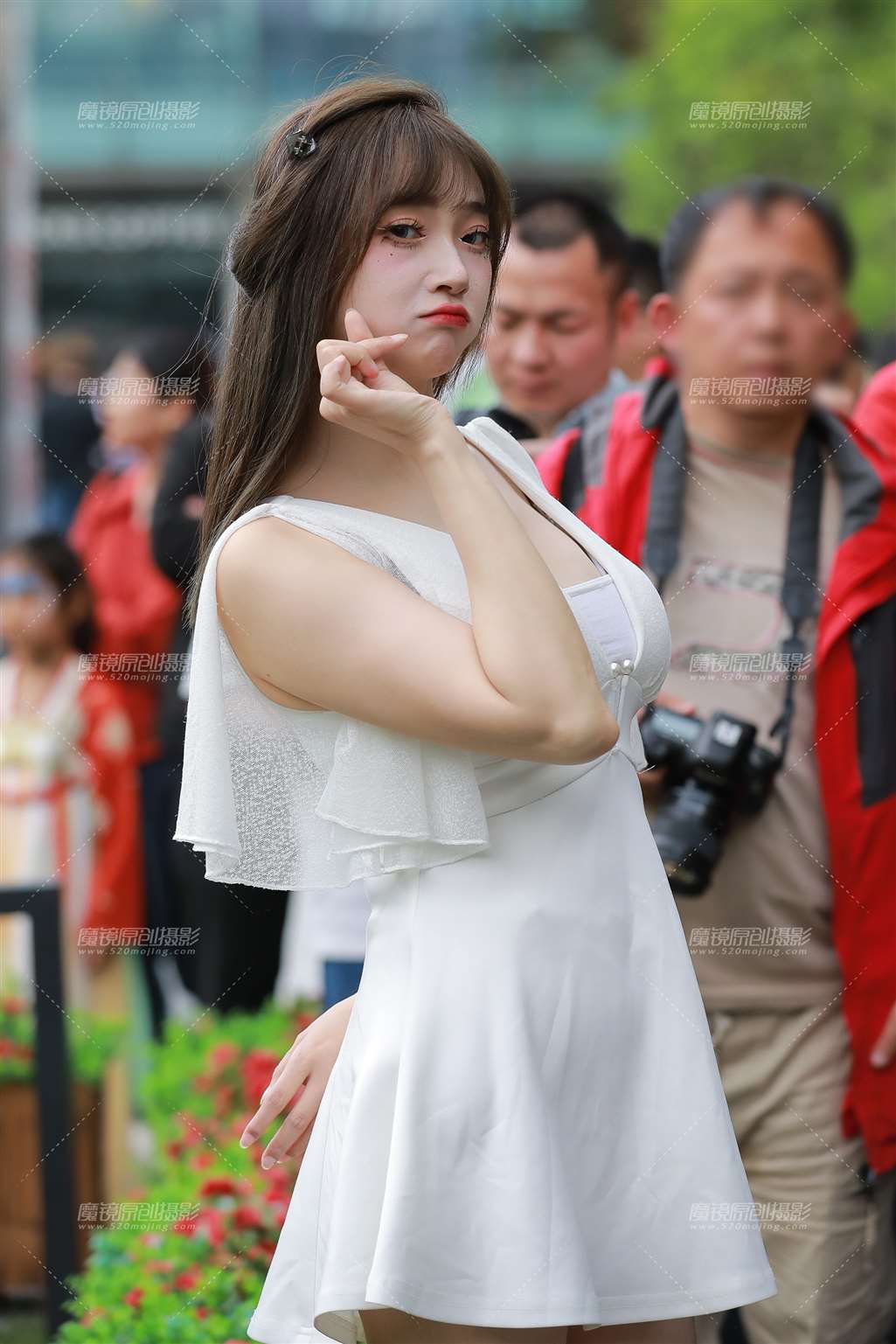 图片[1]-白短裙俏皮美女-街拍流行馆