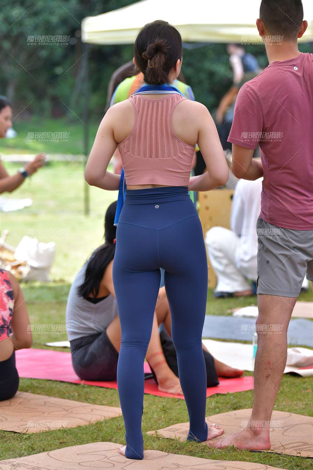图片[3]-蓝色瑜伽紧身裤美女-街拍流行馆