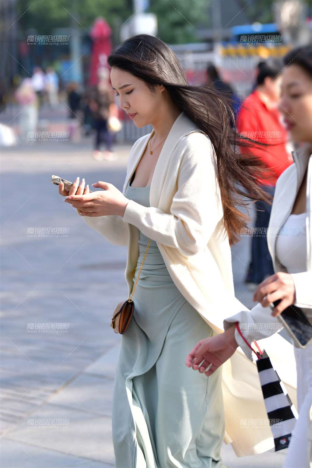 图片[1]-漂亮长裙美女-街拍流行馆