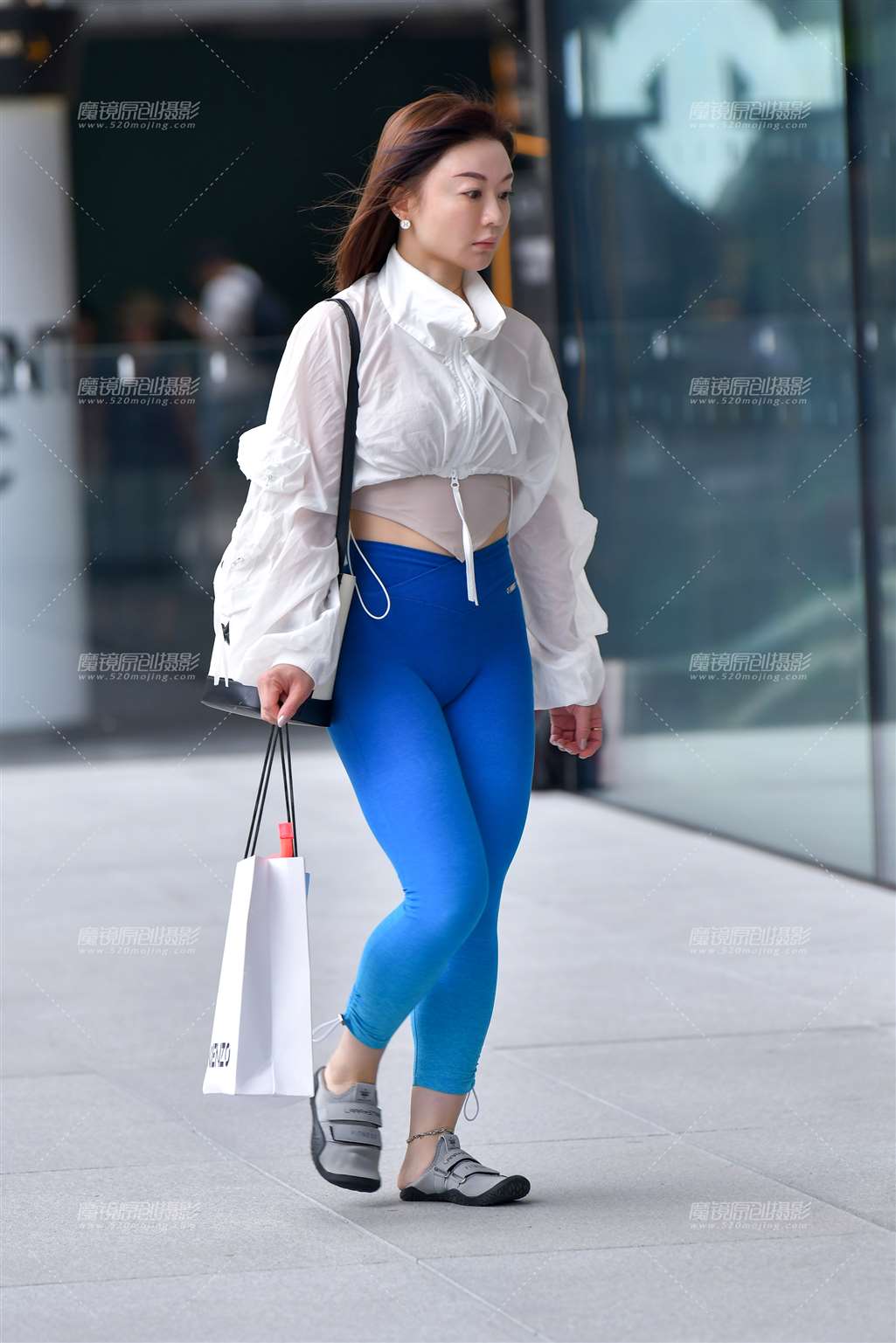 图片[1]-雨中蓝紫紧身裤美女-街拍流行馆