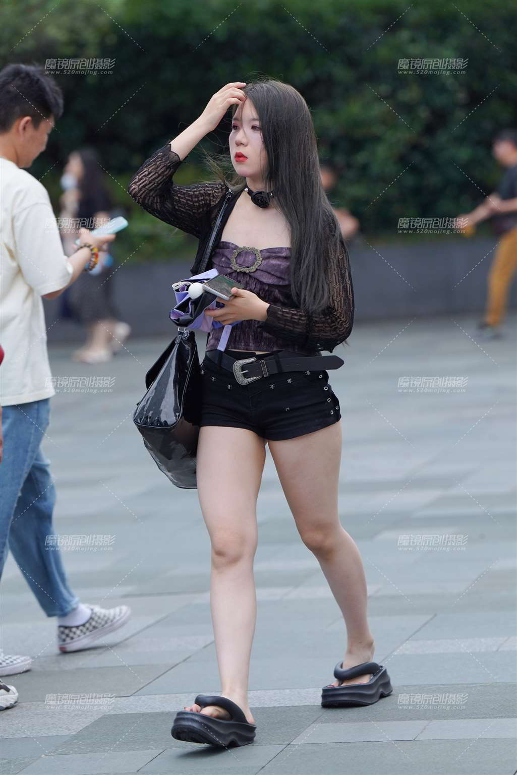 图片[1]-热裤肉腿-街拍流行馆