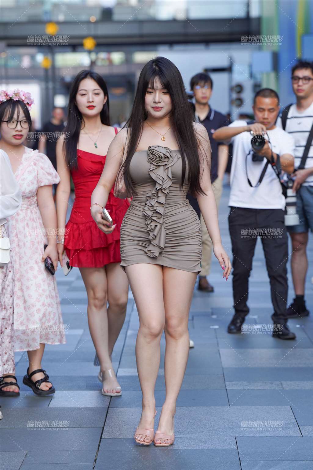 图片[1]-凹凸有致尽显迷人魅力-街拍流行馆